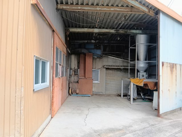 売倉庫　焼津市三和のその他|工場への搬出入口です。屋根があり、雨の日でも荷物を濡らさずスムーズに搬入・搬出できます。