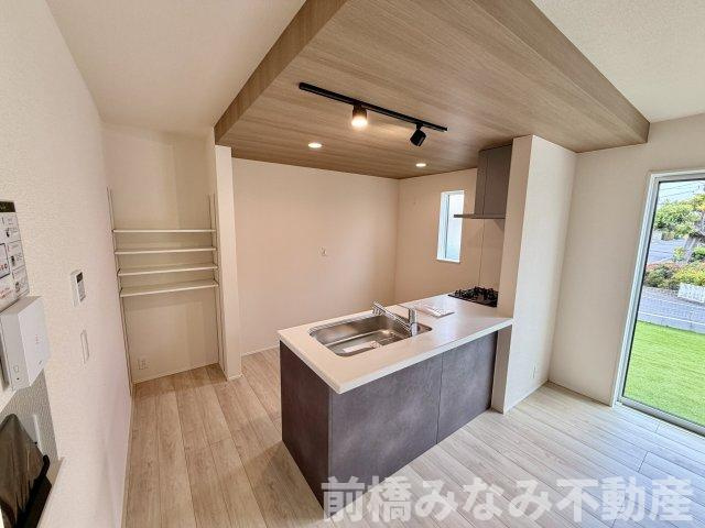 【新築平屋】前橋市朝倉町３丁目01期　限定１棟　リナージュ　新築建売のキッチン|コンパクトなキッチンで掃除もラクラク