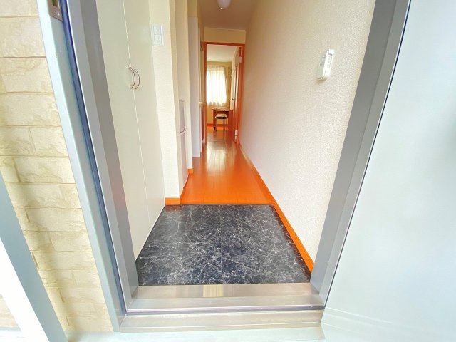 レオパレスヴィヴレの玄関