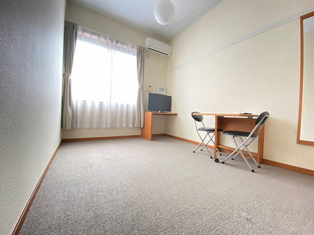 レオパレスクレール岸町の居間・リビング