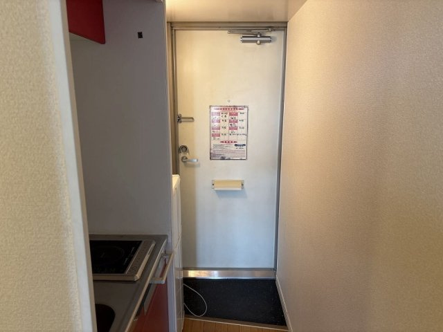レオパレス本郷の玄関