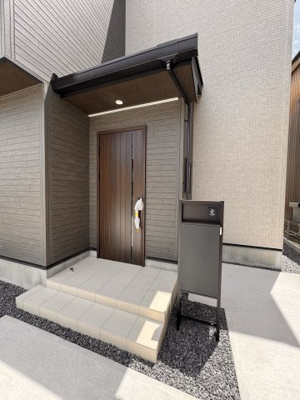 【玄関】 | FIRST　TOWN瀬戸市第2平町全1棟【仲介手数料無料　效範小　南山中】 | 今すぐのご案内可能です！→  0120-336-922　までお気軽にお問い合わせください。