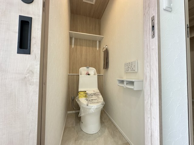 霧が丘グリーンタウン第4住宅1-7号棟のトイレ|温水洗浄便座のトイレ設備です。奥行きの有るゆったりしたスペースのトイレ空間です。