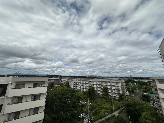 霧が丘グリーンタウン第4住宅1-7号棟の展望|あいにく空模様の撮影でしたが、晴れの日は青く澄み渡った大空が広がっています。