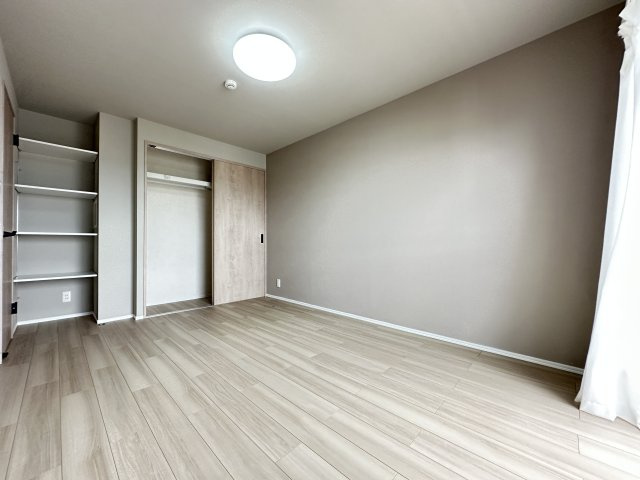 霧が丘グリーンタウン第4住宅1-7号棟の洋室|整理整頓ができる収納がたくさんあるお部屋です。お部屋が広く使えそうですね。