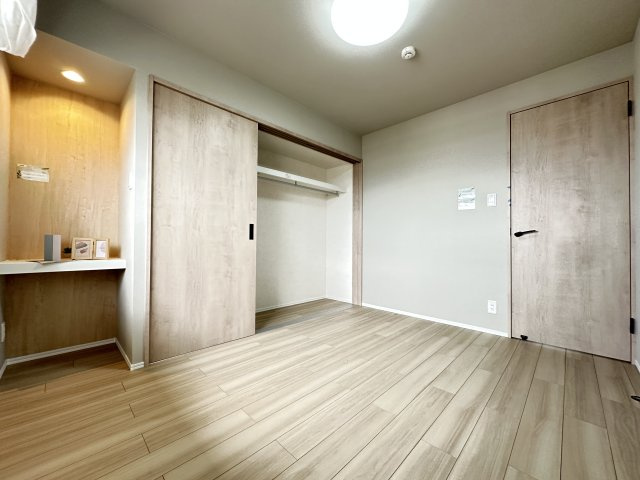 霧が丘グリーンタウン第4住宅1-7号棟の洋室|引き戸の収納力あるクローゼットのあるお部屋にはコンセント配置のデスクを設置、書斎替わりになりそうです