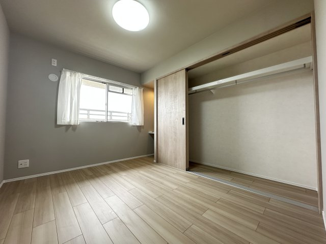 霧が丘グリーンタウン第4住宅1-7号棟の洋室|角住戸ならではの解放感！各お部屋に窓があり、陽当り通風良好です。