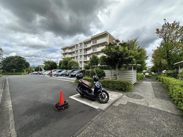 霧が丘グリーンタウン第4住宅1-7号棟の駐車場|駐車場・バイク置き場
