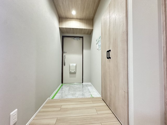 霧が丘グリーンタウン第4住宅1-7号棟の玄関|ベビーカーや傘立ても置きやすそうな幅広な玄関です。