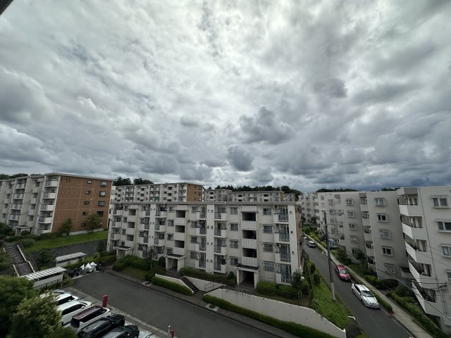 霧が丘グリーンタウン第4住宅1-7号棟の駐車場|周辺には大型商業施設や公園も有り生活しやすさ◎平置き駐車場など広々とした敷地も魅力的
