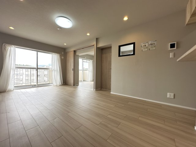 霧が丘グリーンタウン第4住宅1-7号棟の居間・リビング|広いのLDKは家具の配置の悩みもなく開放的な空間になっているので、是非ご見学ください。