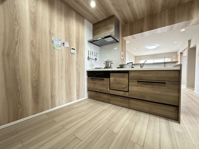 霧が丘グリーンタウン第4住宅1-7号棟のキッチン|奥行きの有るキッチンスペースなので冷蔵庫やカップボードを置いてもゆったりとした作業スペースを確保！