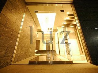 ライムグリーンのエントランス
