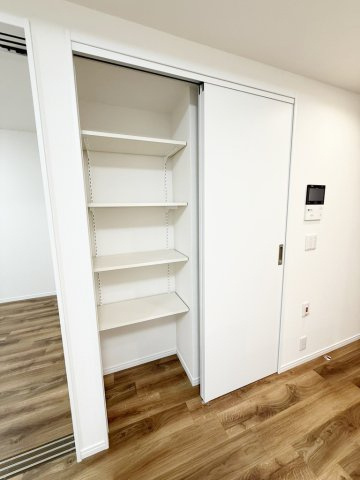 パークホームズ千歳烏山ガーデンズコートWEST棟の収納|リビングにも左右開け閉め可能な収納スペース！
