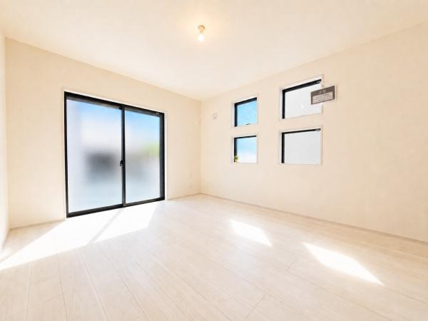 川崎市川崎区京町３丁目の新築一戸建の洋室|窓からの光が嬉しい洋室です。
収納もあり、荷物が多い方にも安心です♪
