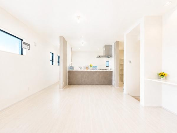 川崎市川崎区京町３丁目の新築一戸建の居間・リビング|自慢したくなるリビング！
形も良く家具の配置にも困りません。