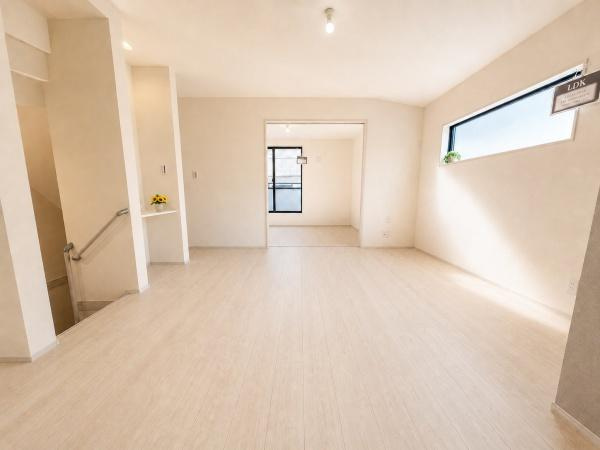 川崎市川崎区京町３丁目の新築一戸建の居間・リビング|家族が自然と集まるリビングは
落ち着きのある空間です♪