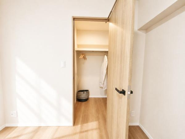 戸塚西パークホームズ壱番館の収納|WICでお部屋もスッキリと利用できます！
洋服以外にも収納できるのは嬉しいポイント！