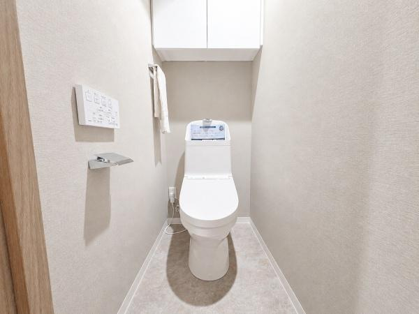 戸塚西パークホームズ壱番館のトイレ|清潔感のある内装のすっきりとしたデザインのトイレです。
水周りが綺麗だと安心ですね。
