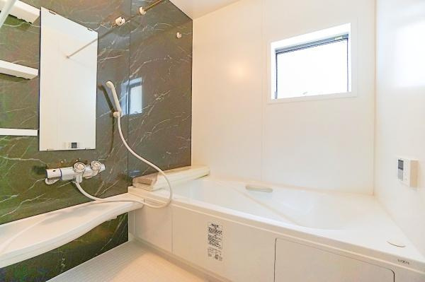 横浜市港北区下田町３丁目の新築一戸建の内観：施工例|同社仕様の浴室です。
広々としたバスルームで一日の疲れを癒して下さい。
もちろん浴室換気乾燥暖房機付きです。