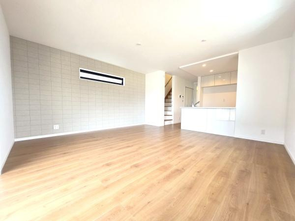 大和市下鶴間の新築一戸建の居間・リビング|窓からは明るい光が差し込みます！
自然と家族が集まる空間です♪

