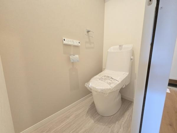 大和市下鶴間の新築一戸建のトイレ|清潔感のある内装のすっきりとしたデザインのトイレです。
水周りが綺麗だと安心ですね。

