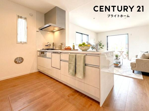 大和市下鶴間の新築一戸建のキッチン|広々としたキッチンは、
落ち着いて料理が出来ます！
※家具はCGでの参考レイアウトです。