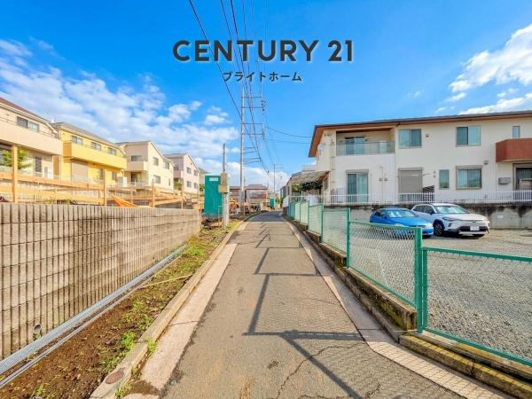 横浜市港北区下田町３丁目の新築一戸建の前面道路含む現地写真