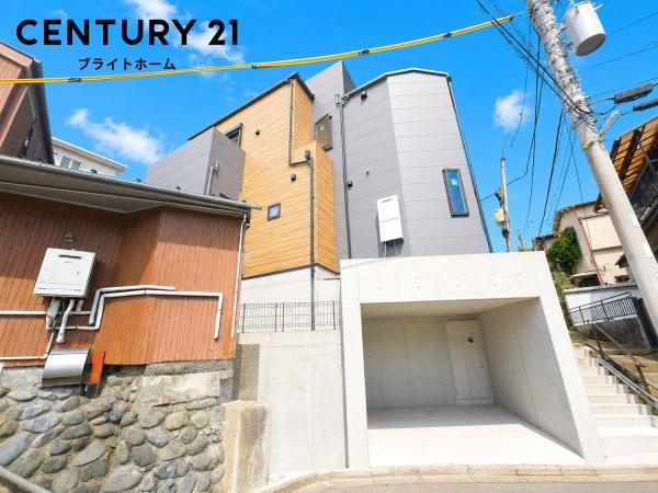 横浜市西区元久保町の新築一戸建の前面道路含む現地写真|車通りが少ない為、小さなお子様にも安心です。
是非一度、現地へ起こしください。