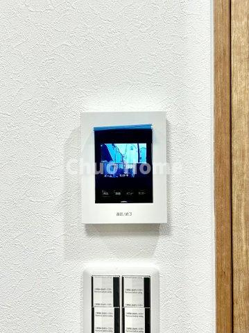 エンゼルハイム金町のセキュリティ|【モニターホン】誰が来たかすぐにわかるカラーモニター付きインターホン。通話ボタンを押すまでは室内の音は漏れていませんので相手を確かめてから応対できます。