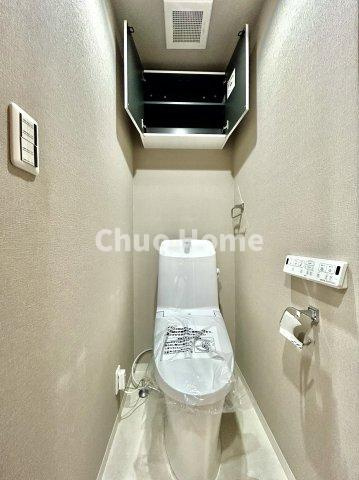 エンゼルハイム金町のトイレ|【トイレ】 収納スペースをしっかりと確保した温水洗浄便座機能付きトイレ。温水洗浄便座は清潔にお使いいただくための大切なアイテムです。