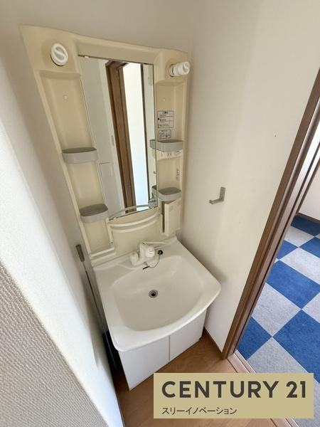 大正区三軒家西１丁目中古戸建の独立洗面台|３階のシャンドレ付き独立洗面！