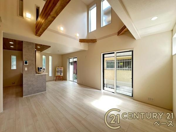 奈良市南京終町５丁目 ／新築一戸建の居間・リビング|■現地撮影写真■家計と環境に優しい・断熱性・保温性に優れたペアガラスを使用しています！