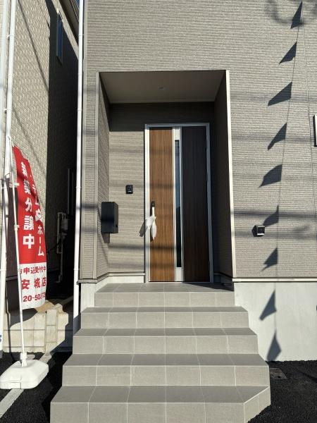 西尾市住崎第7　全2棟・2号棟の玄関|訪れる人を心地よく迎え入れます。