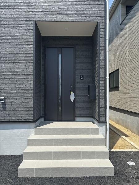 西尾市一色町一色第27　全7棟・2号棟の玄関|訪れる人を心地よく迎え入れます。