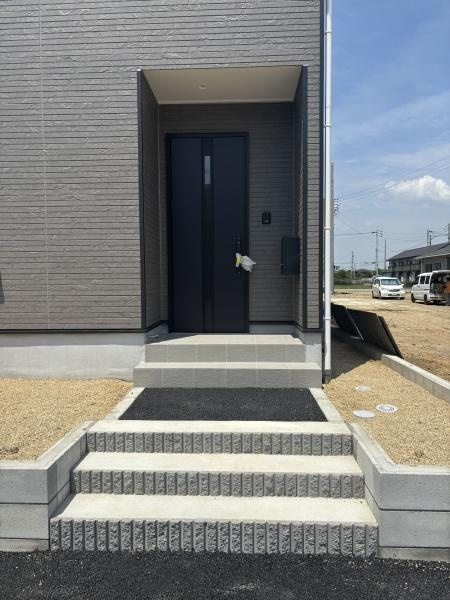 西尾市一色町一色第27　全7棟・7号棟の玄関|訪れる人を心地よく迎え入れます。