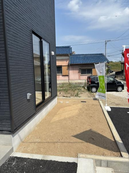 安城市小川町第10　全3棟・2号棟の庭|ウッドデッキやBBQ。想像が膨らむお庭