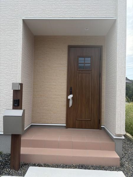 幸田町野場城東　全2棟・1号棟の玄関|訪れる人を心地よく迎え入れます。