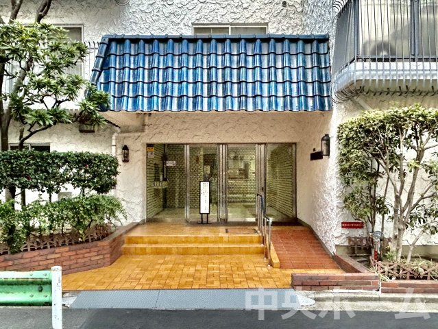秀和亀戸2丁目レジデンスのエントランス|【エントランス】マンションのエントランスは、その物件の印象を決める、顔とも言える場所です。毎日通る場所ですからきれいなのが一番です。エントランス内はオートロックですので暮らしの安全も確保されています。