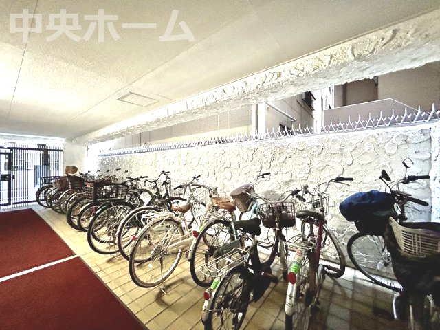 秀和亀戸2丁目レジデンスの駐輪場|【自転車置き場】最新の空き状況や費用などの詳細は担当スタッフまでお問い合わせください。