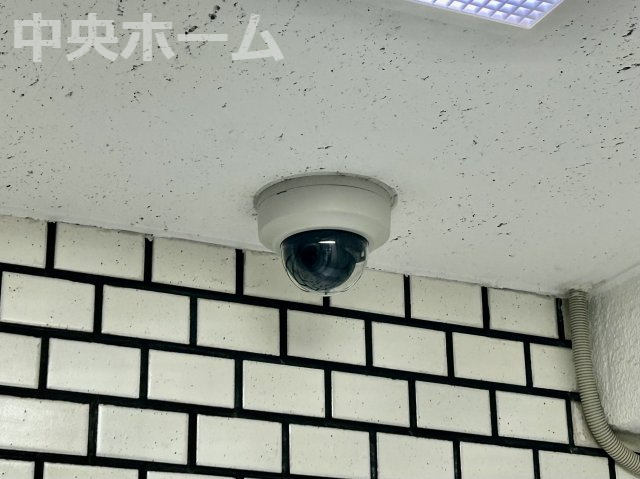 秀和亀戸2丁目レジデンスの防犯設備|【防犯カメラ】何かあった時の大事な証拠になることももちろんなりますが、防犯というくらいですので大事なのは防犯カメラがあることによって抑止力につながることですよね。