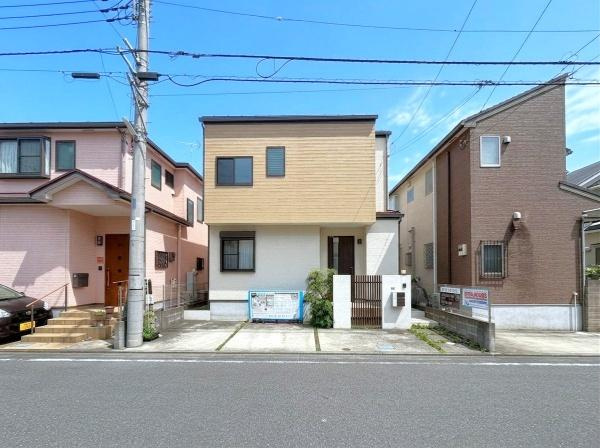 座間市相武台３丁目の中古一戸建の前面道路含む現地写真