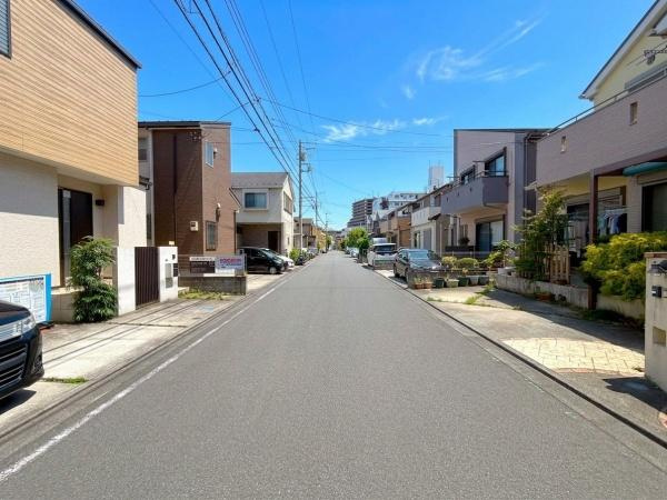 座間市相武台３丁目の中古一戸建の前面道路含む現地写真