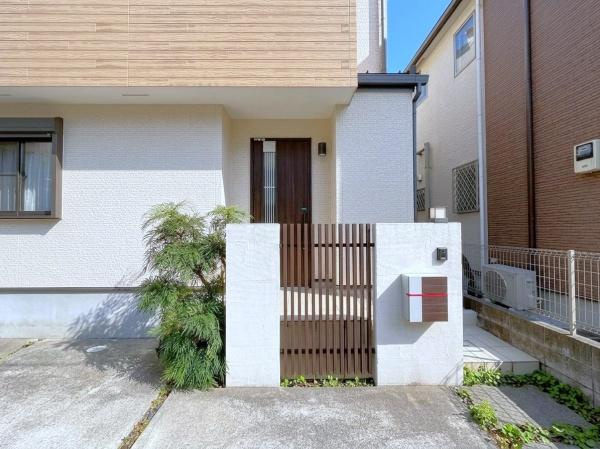 座間市相武台３丁目の中古一戸建の玄関