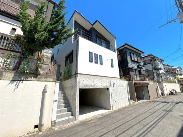 座間市相武台２丁目の中古一戸建の前面道路含む現地写真
