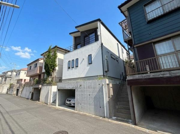 座間市相武台２丁目の中古一戸建の前面道路含む現地写真