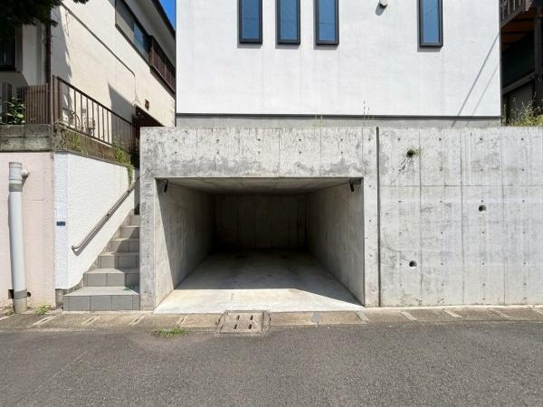 座間市相武台２丁目の中古一戸建の駐車場