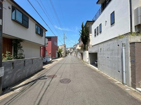 座間市相武台２丁目の中古一戸建の前面道路含む現地写真