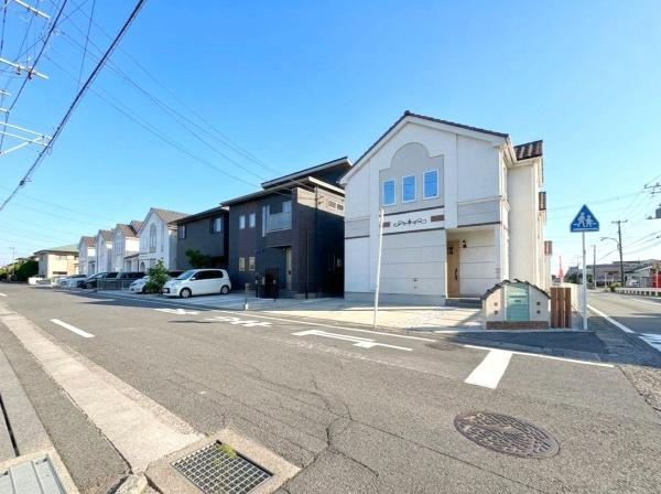 相模原市南区麻溝台５丁目の中古一戸建の前面道路含む現地写真
