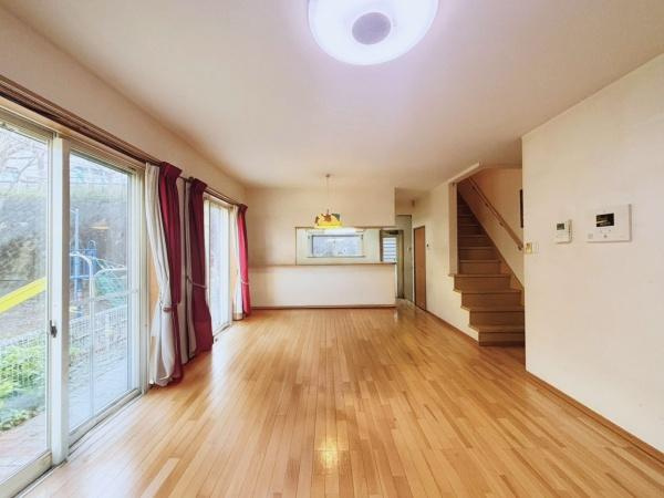 茅ヶ崎市芹沢の中古一戸建の居間・リビング